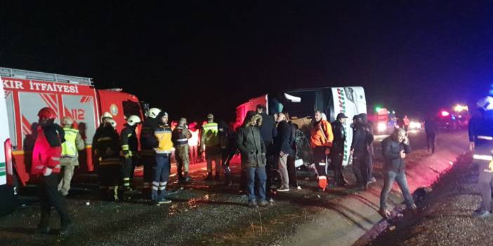 Diyarbakır'da yolcu otobüsü devrildi: 1'i bebek 5 ölü, 22 yaralı