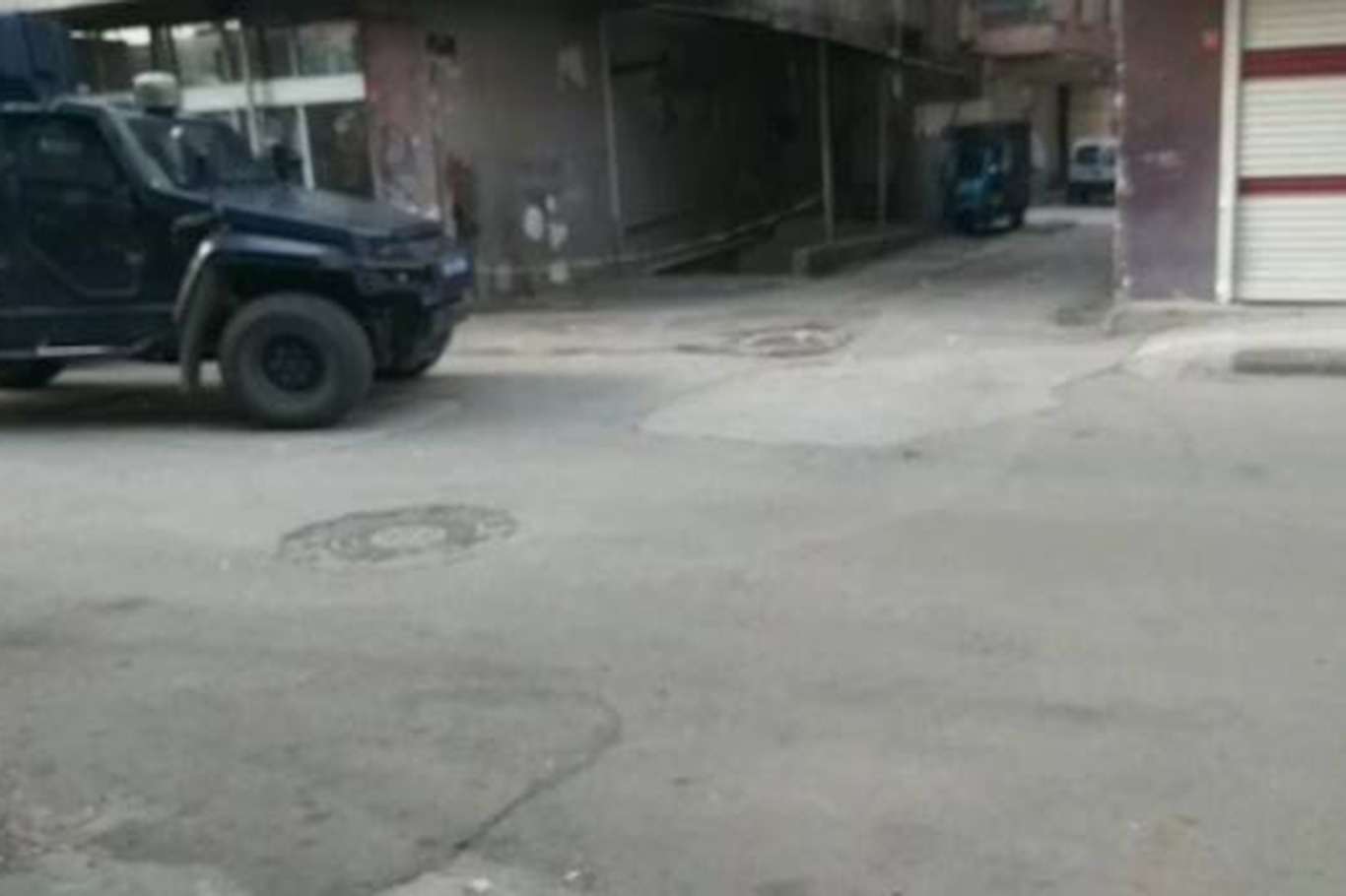 diyarbakirda-silahli-kavga-bir-cocuk-yaralandi-3-araca-mermiler-isabet-etti-7c299712.jpg