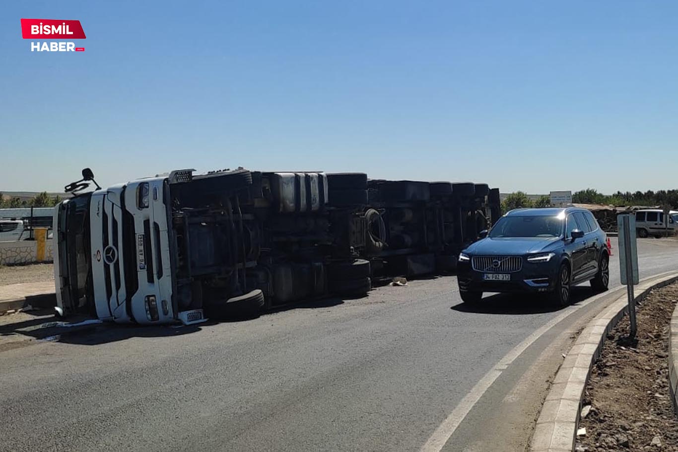 Bismil’in zorlu virajında bir tır daha devrildi 2