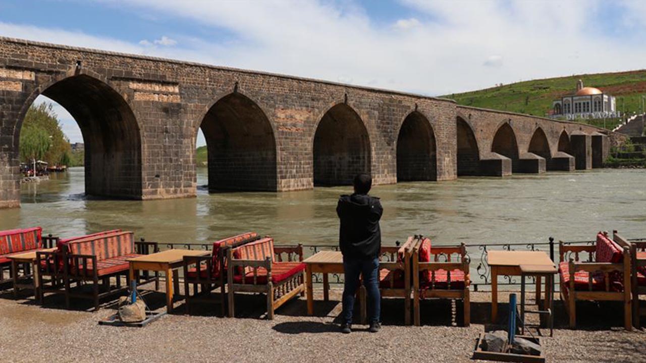 Diyarbakır On Gözlü Köprü 2