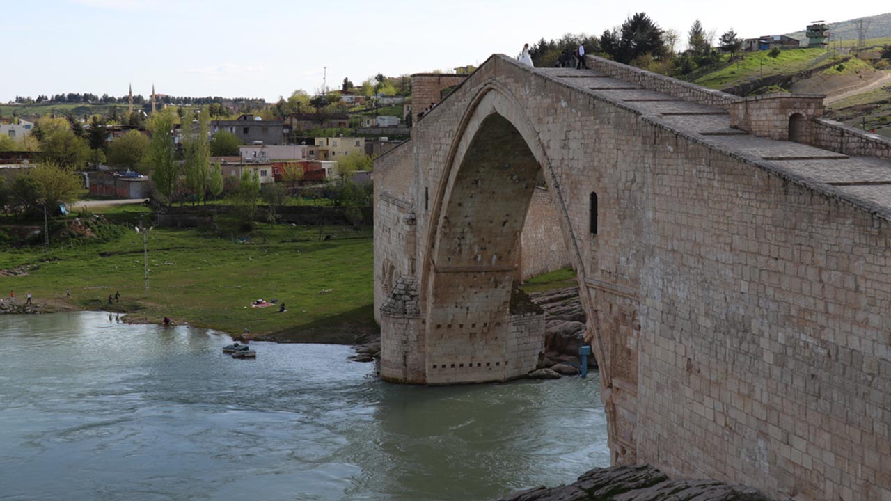 Diyarbakır On Gözlü Köprü 3