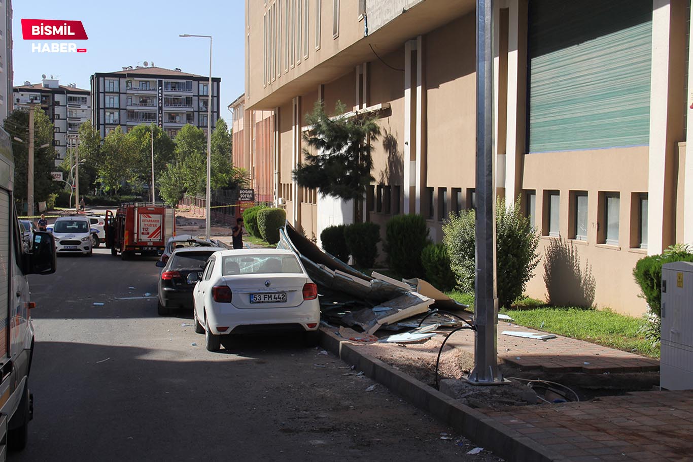 Binanın mantolama sıvası düştü 3 araç ağır hasar aldı 2