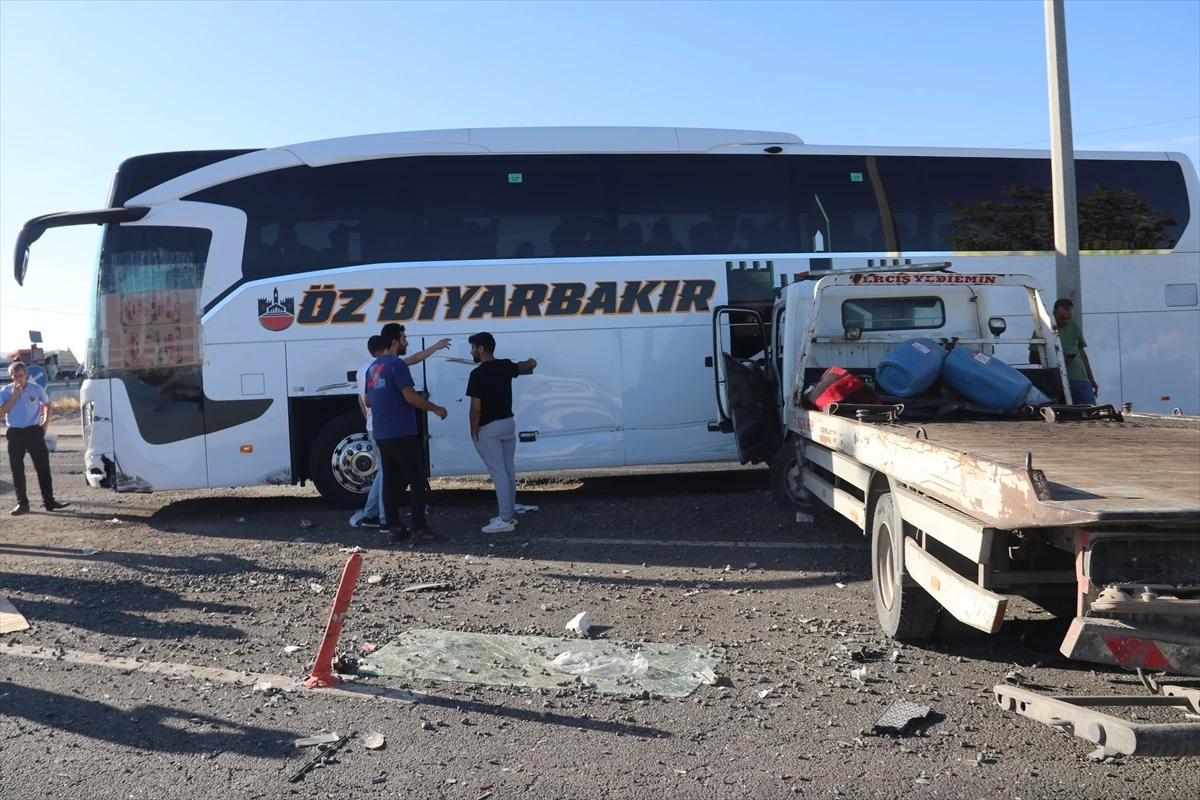 diyarbakir-da-3-aracin-karistigi-kazada-biri-16313907_amp