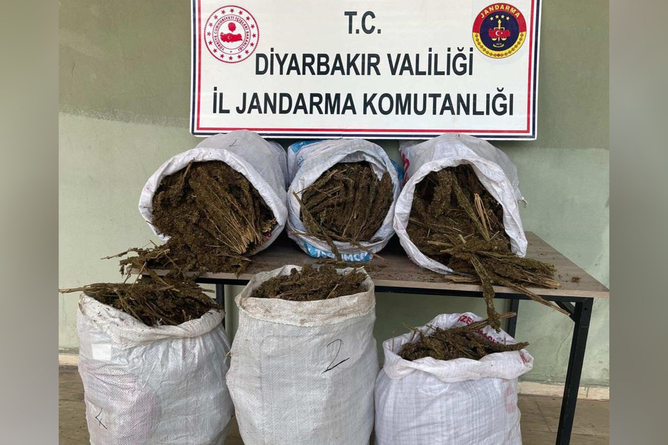 Diyarbakır’da 121 kilo esrar ele geçirildi 1