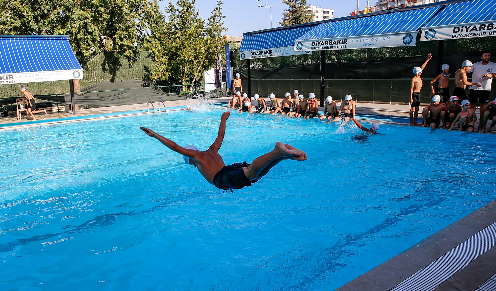 Diyarbakır'da süs havuzunda yüzen çocuklar yarı olimpik havuza götürüldü 1