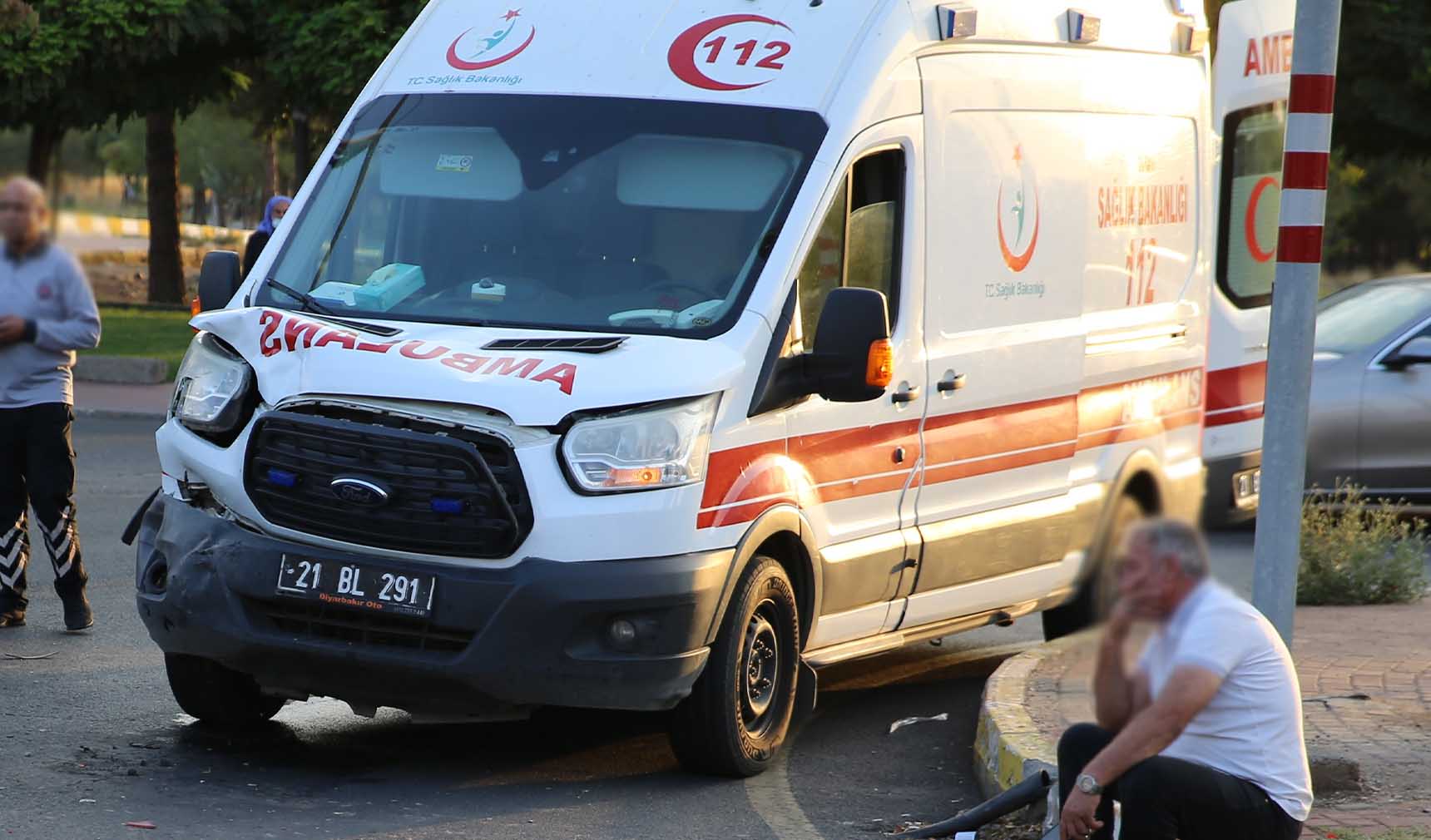 Diyarbakır ambulans 2 araca çarptı 1