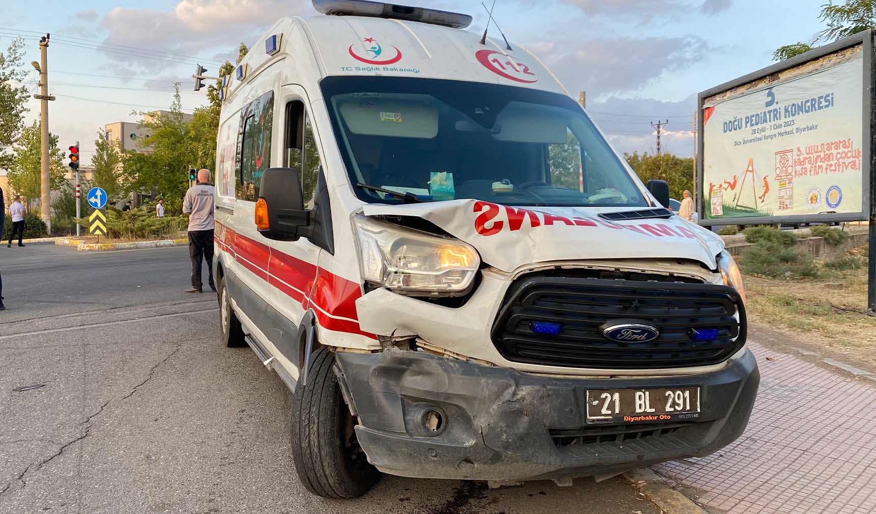 Diyarbakır ambulans 2 araca çarptı 2