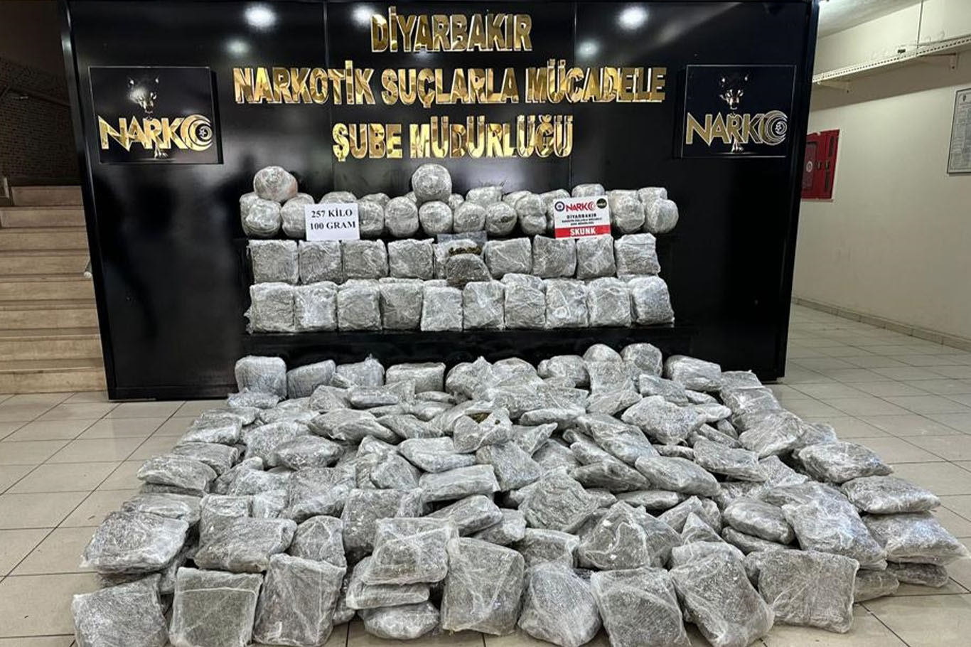 Diyarbakır'da durdurulan minibüste 257 kilo skunk ele geçirildi 2