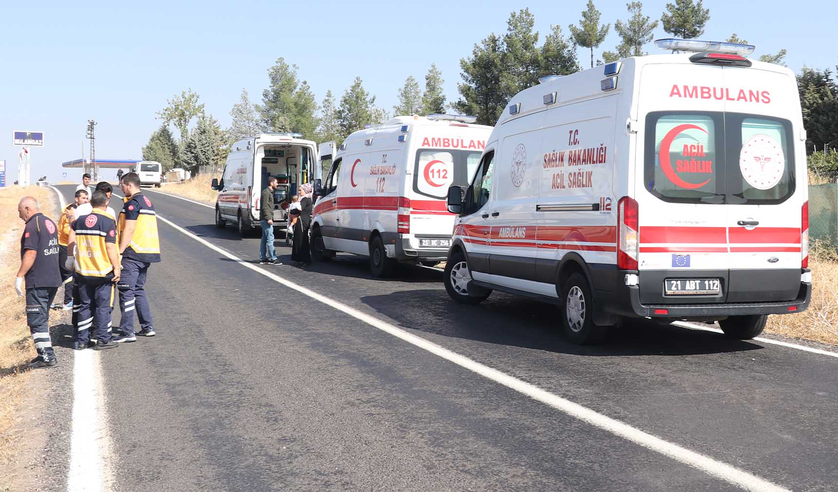 Diyarbakır'da taziyeye giden takla atan otomobildeki 5 kişi yaralandı 1