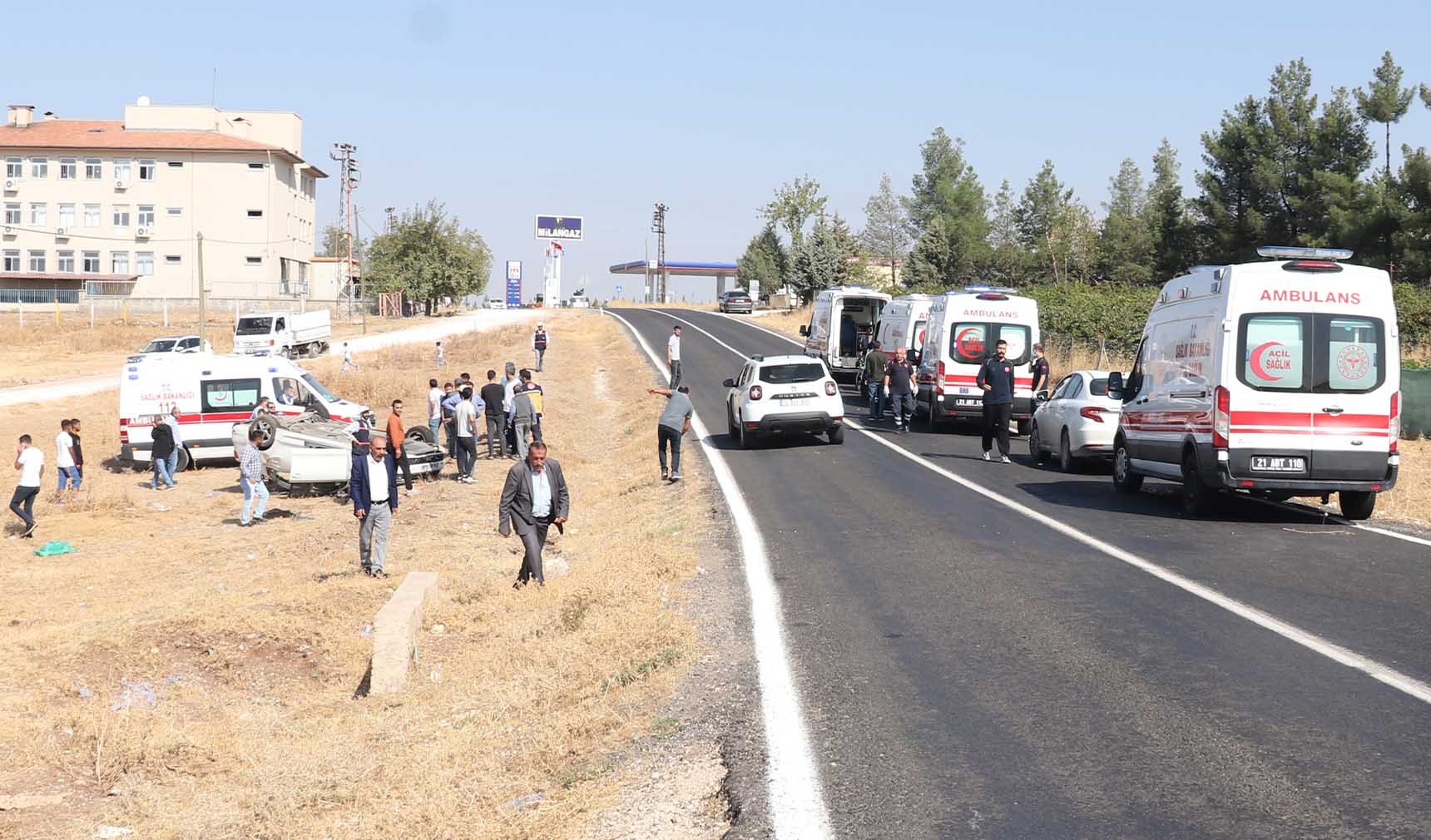 Diyarbakır'da taziyeye giden takla atan otomobildeki 5 kişi yaralandı 2