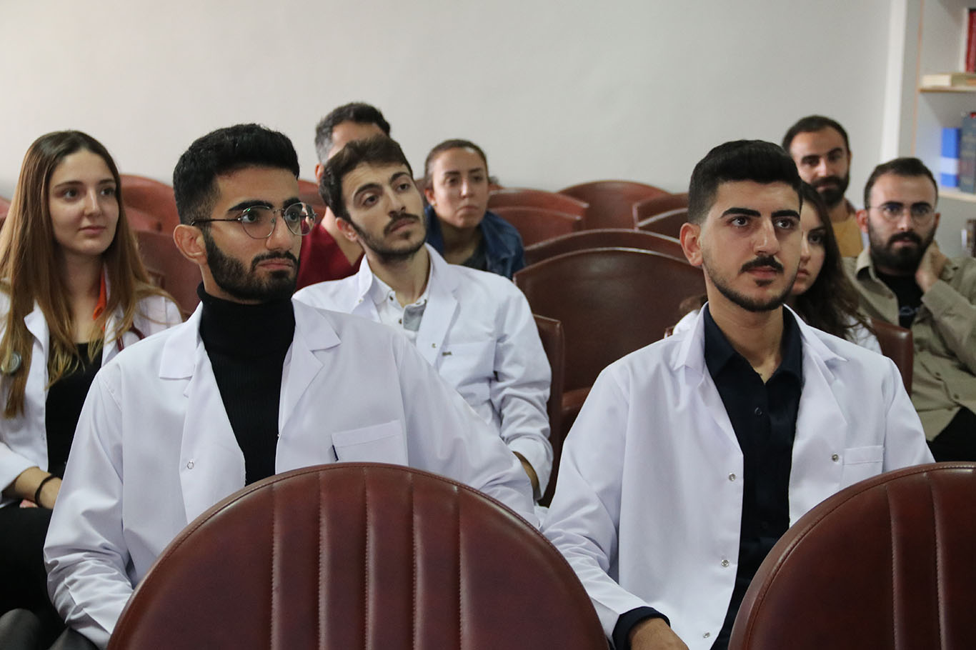 Diyarbakır'da tıp okuyan iki genç, okudukları fakültenin hastanesine temizlik personeli olarak atandılar 1