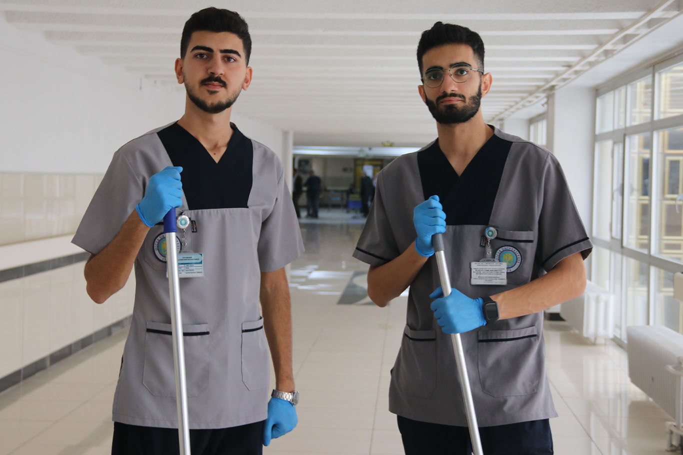Diyarbakır'da tıp okuyan iki genç, okudukları fakültenin hastanesine temizlik personeli olarak atandılar 2