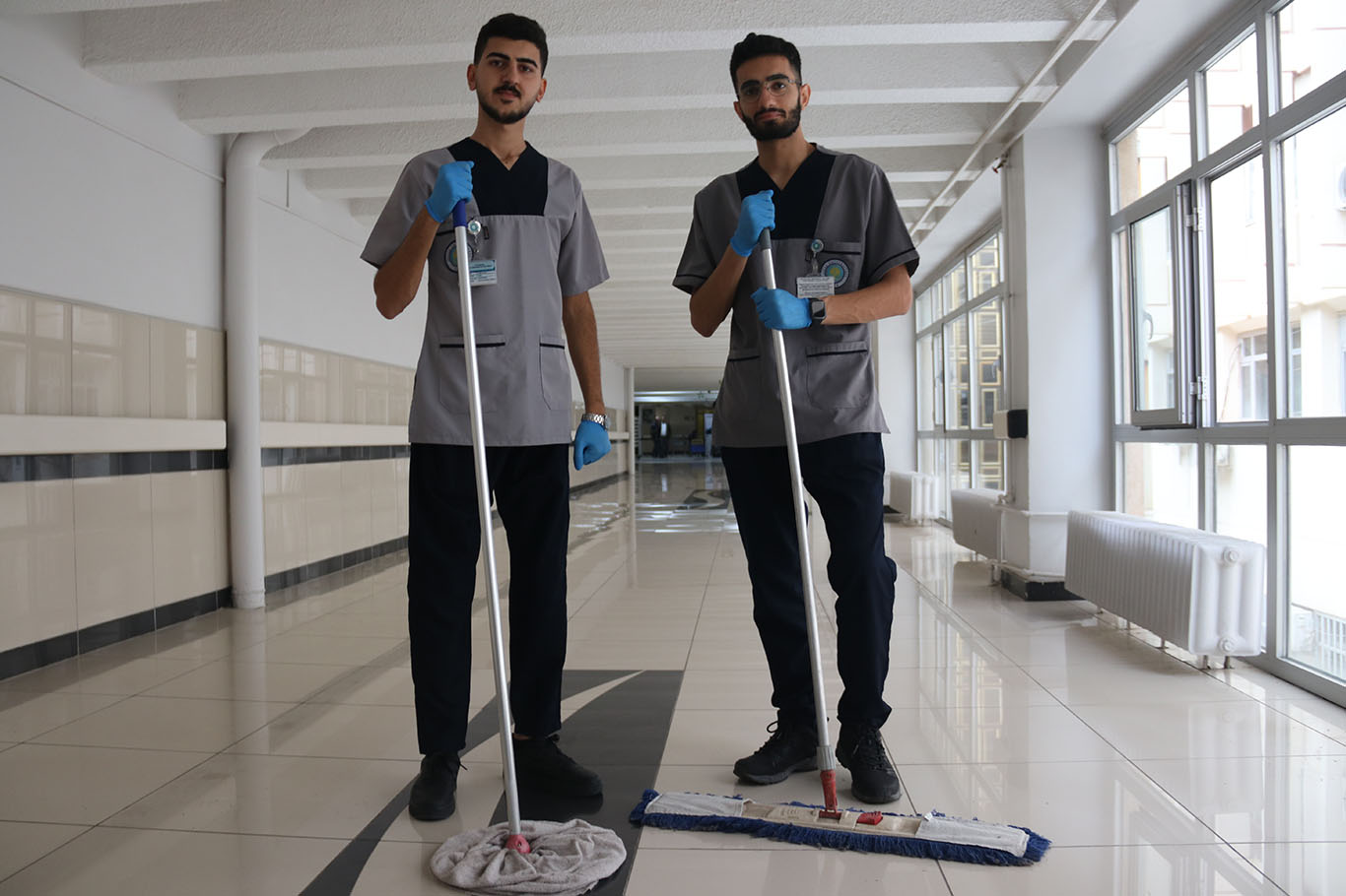 Diyarbakır'da tıp okuyan iki genç, okudukları fakültenin hastanesine temizlik personeli olarak atandılar 3