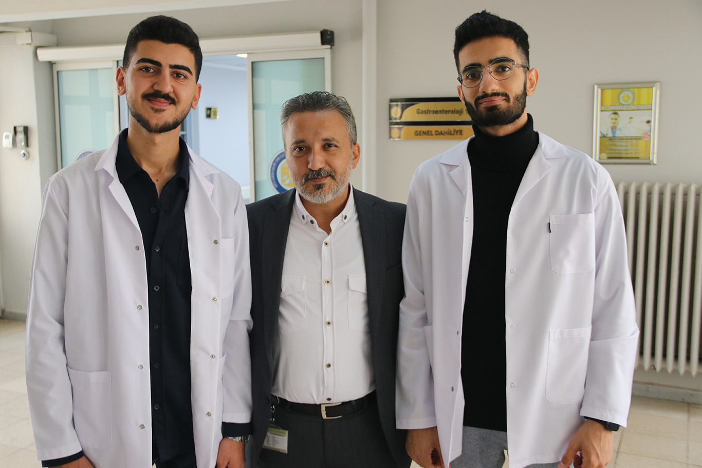 Diyarbakır'da tıp okuyan iki genç, okudukları fakültenin hastanesine temizlik personeli olarak atandılar