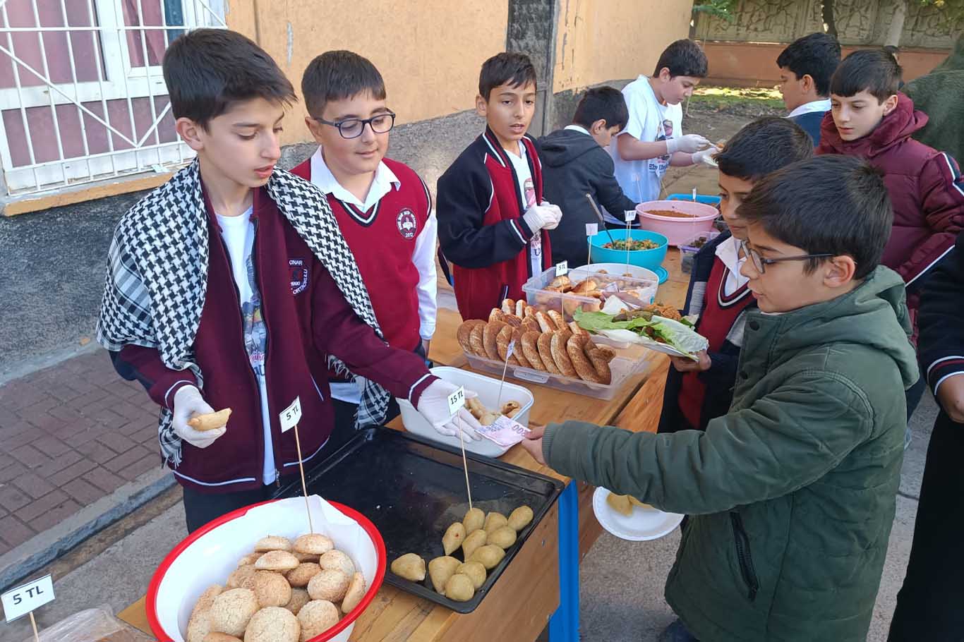 Bismil’de öğrenciler Gazze yararına kermes düzenledi 1