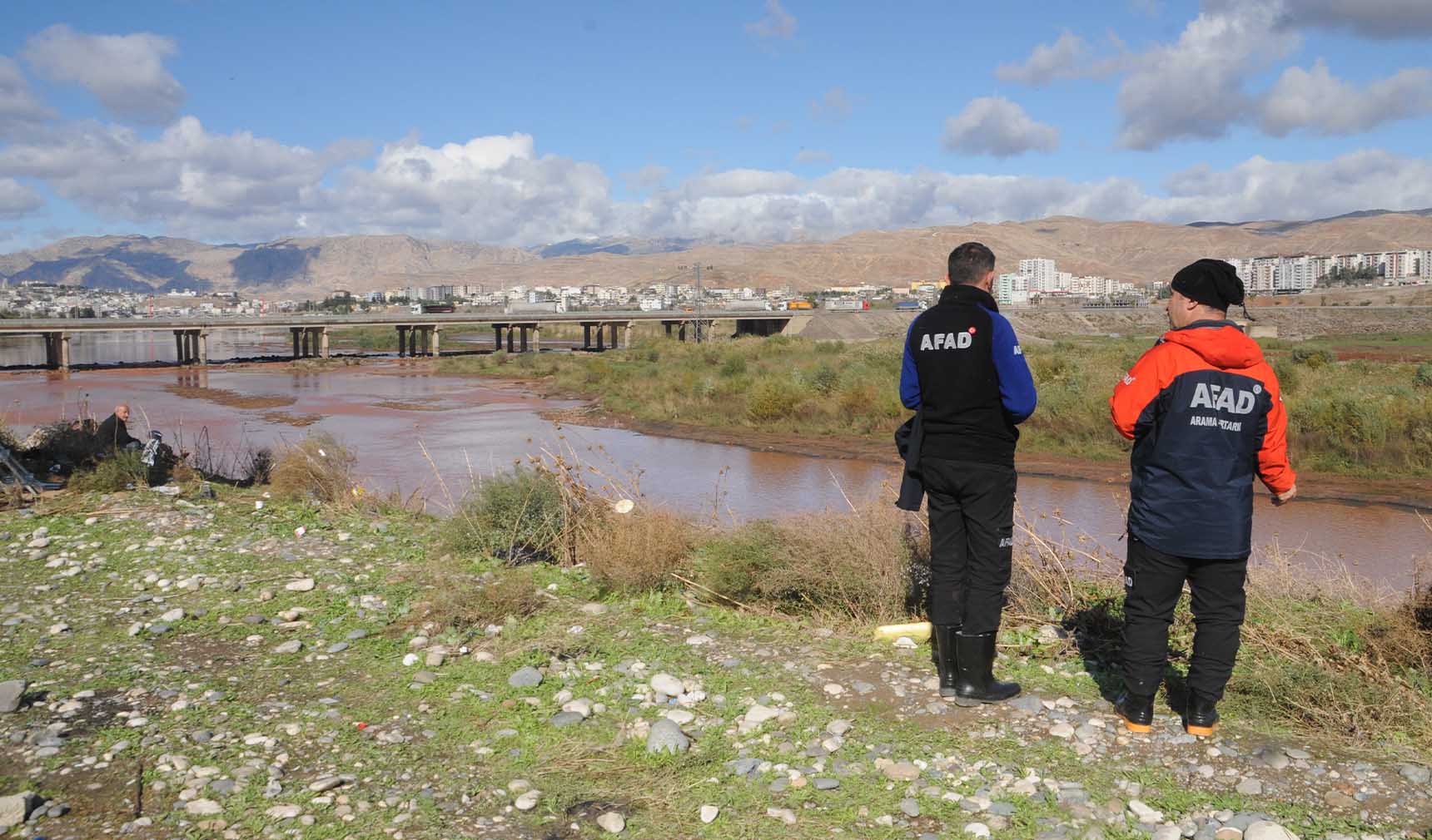 Dicle Nehri'nde kaybolduğu değerlendirilen çocuk aranıyor 5