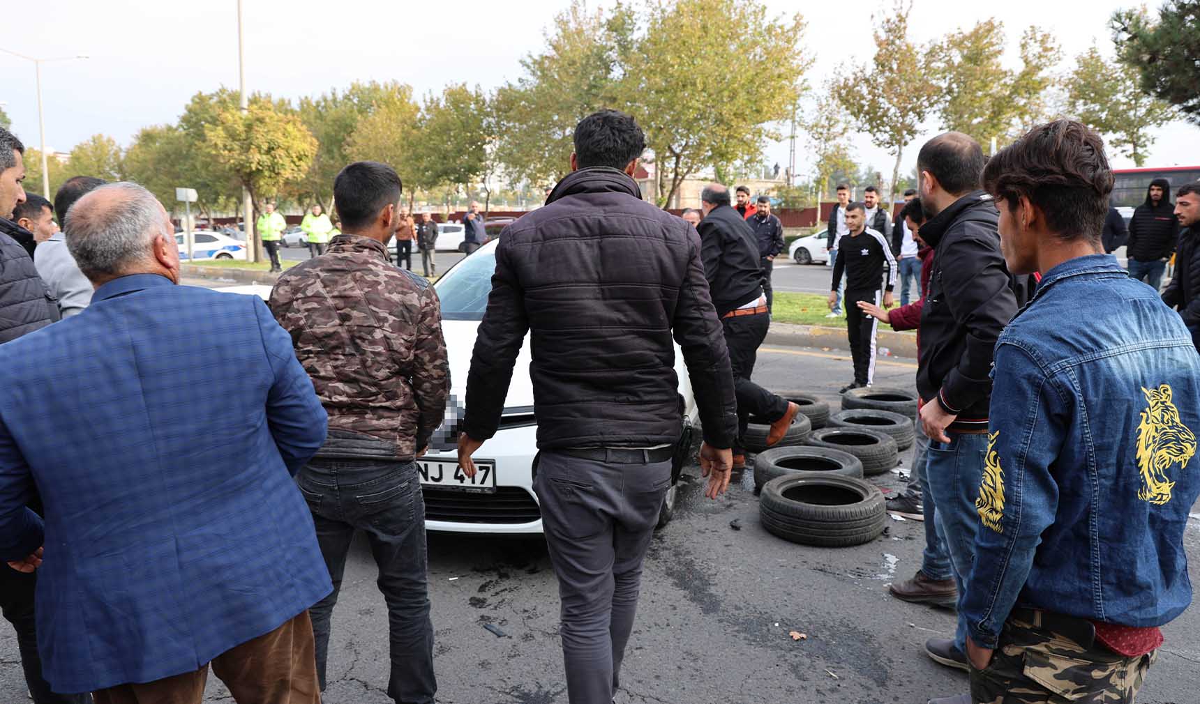 Diyarbakır'da otomobil takla attı 1