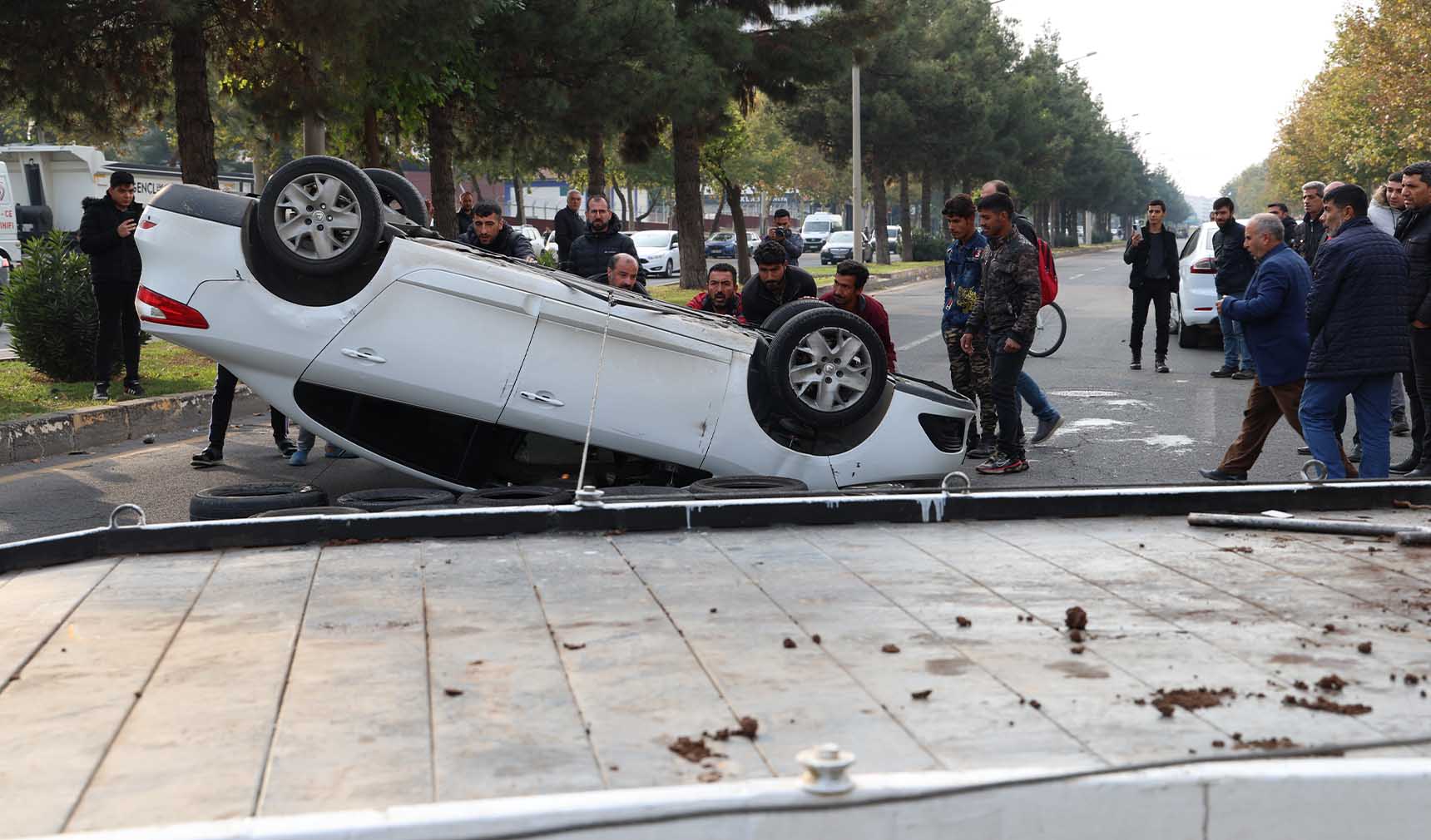 Diyarbakır'da otomobil takla attı 2