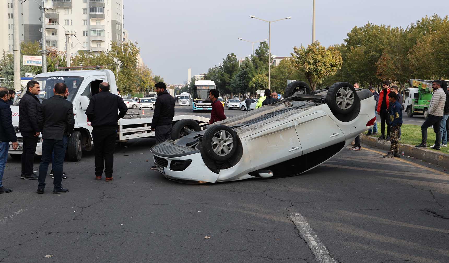 Diyarbakır'da otomobil takla attı 3