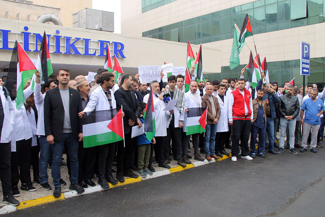 Diyarbakır'da sağlık çalışanları ve tıp fakültesi öğrencilerinden İsrail'in Gazze'deki saldırılarına tepki 1