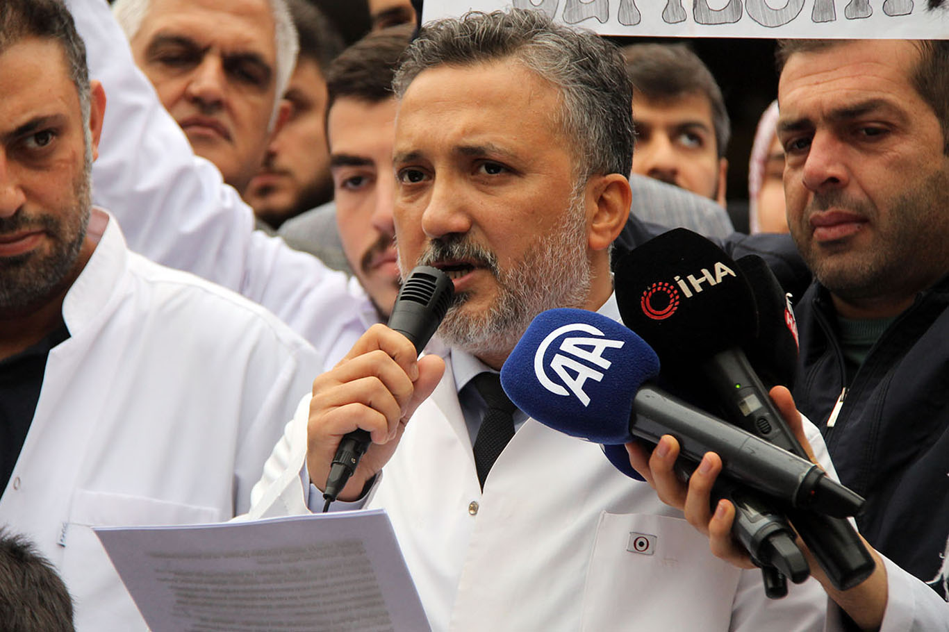 Diyarbakır'da sağlık çalışanları ve tıp fakültesi öğrencilerinden İsrail'in Gazze'deki saldırılarına tepki