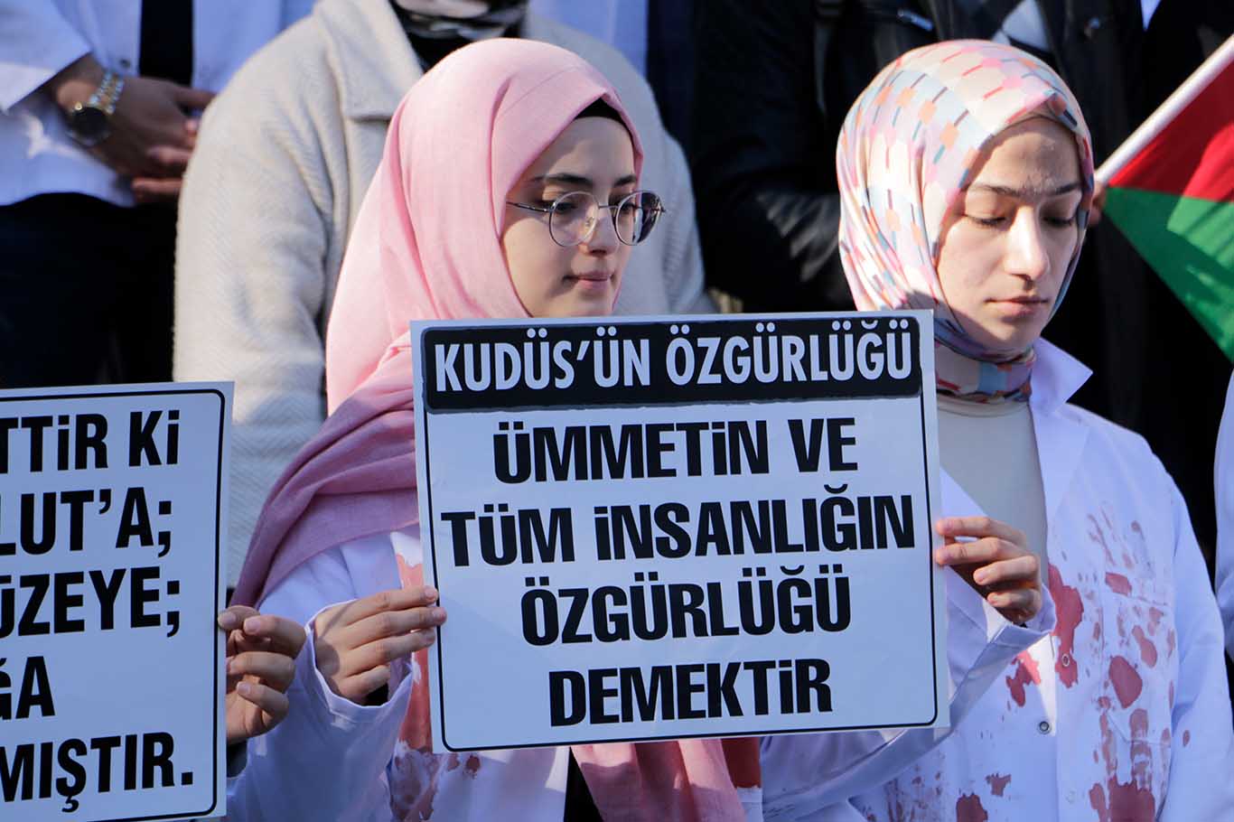 Diyarbakır’da tıp öğrencilerinden kefenli protesto 2