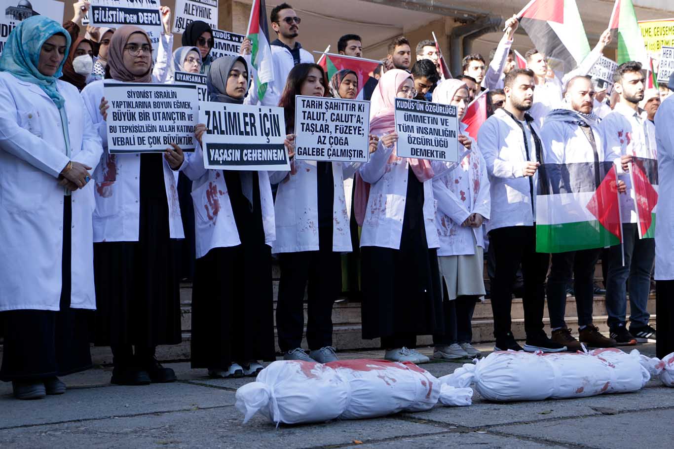 Diyarbakır’da tıp öğrencilerinden kefenli protesto 3