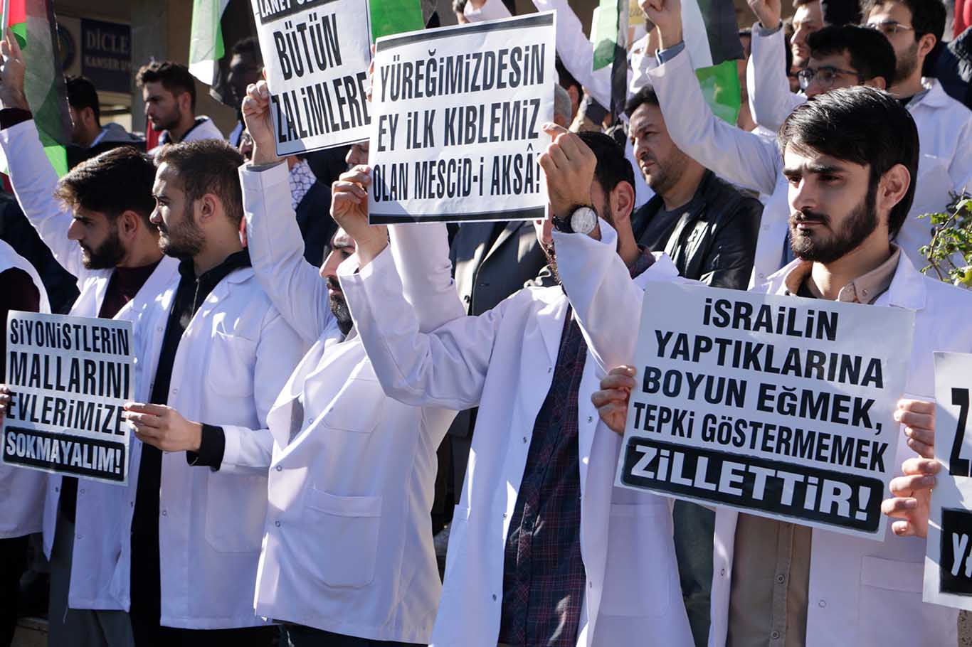 Diyarbakır’da tıp öğrencilerinden kefenli protesto 4