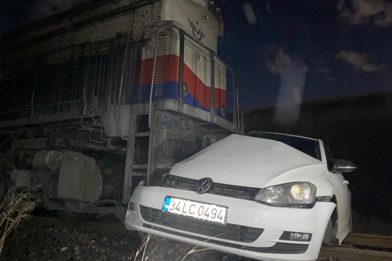 Diyarbakır'da tren otomobile çarptı 3