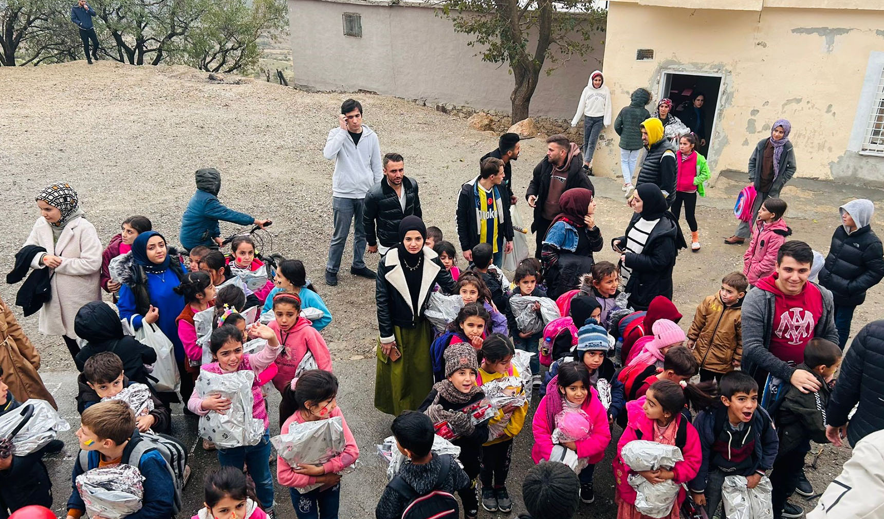 Diyarbakır’da üniversite öğrencileri ile ilkokul çocukları beraber oynadı 1