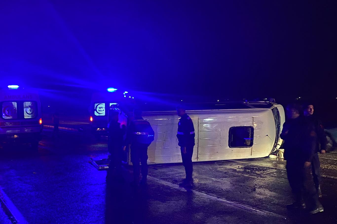 Diyarbakır'da yolcu minibüsü devrildi 4