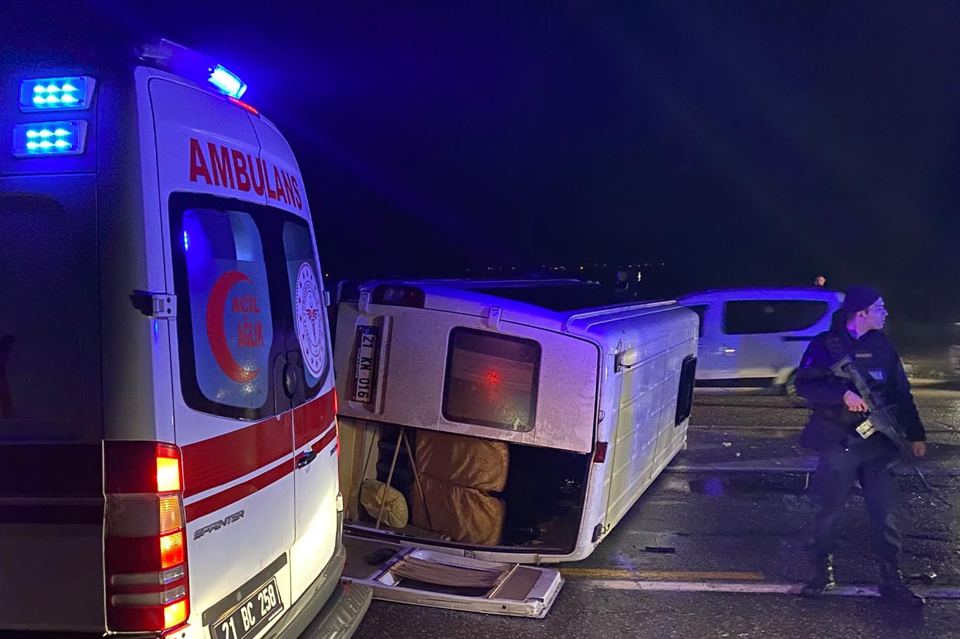 Diyarbakır'da yolcu minibüsü devrildi 6