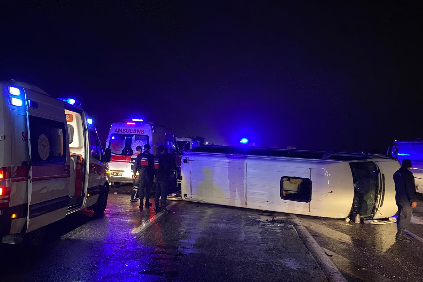 Diyarbakır'da yolcu minibüsü devrildi 7