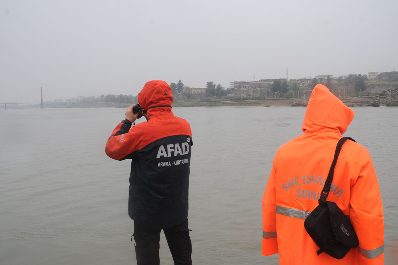 El ele tutuşup Dicle Nehrine atladılar 6