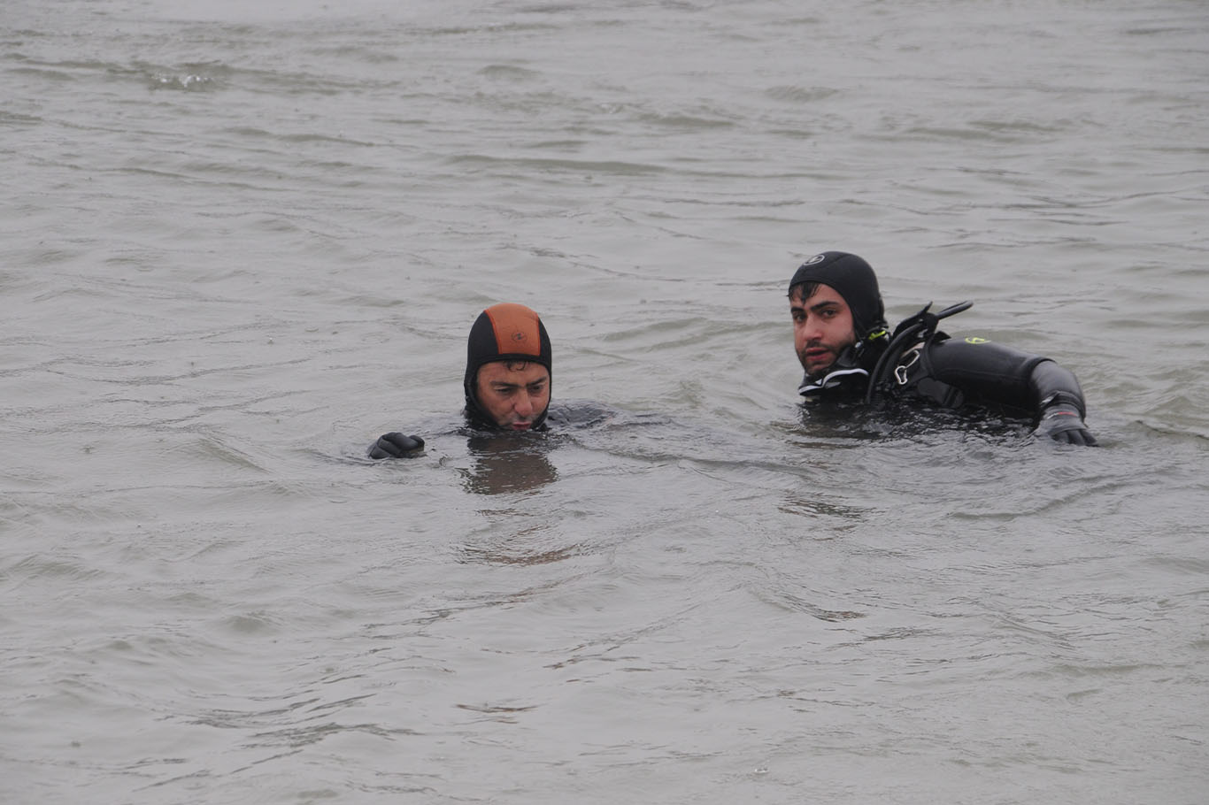 El ele tutuşup Dicle Nehrine atladılar 7