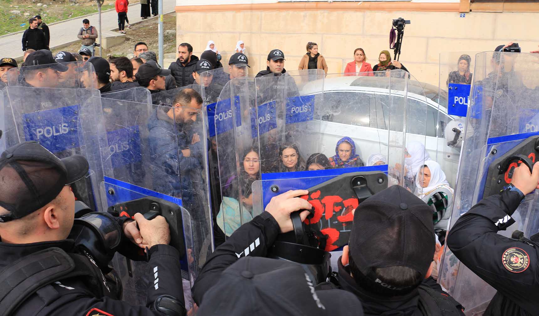 HEDEP Kadın Meclisi'nin eylemine polis müdahalesi 21 gözaltı 2