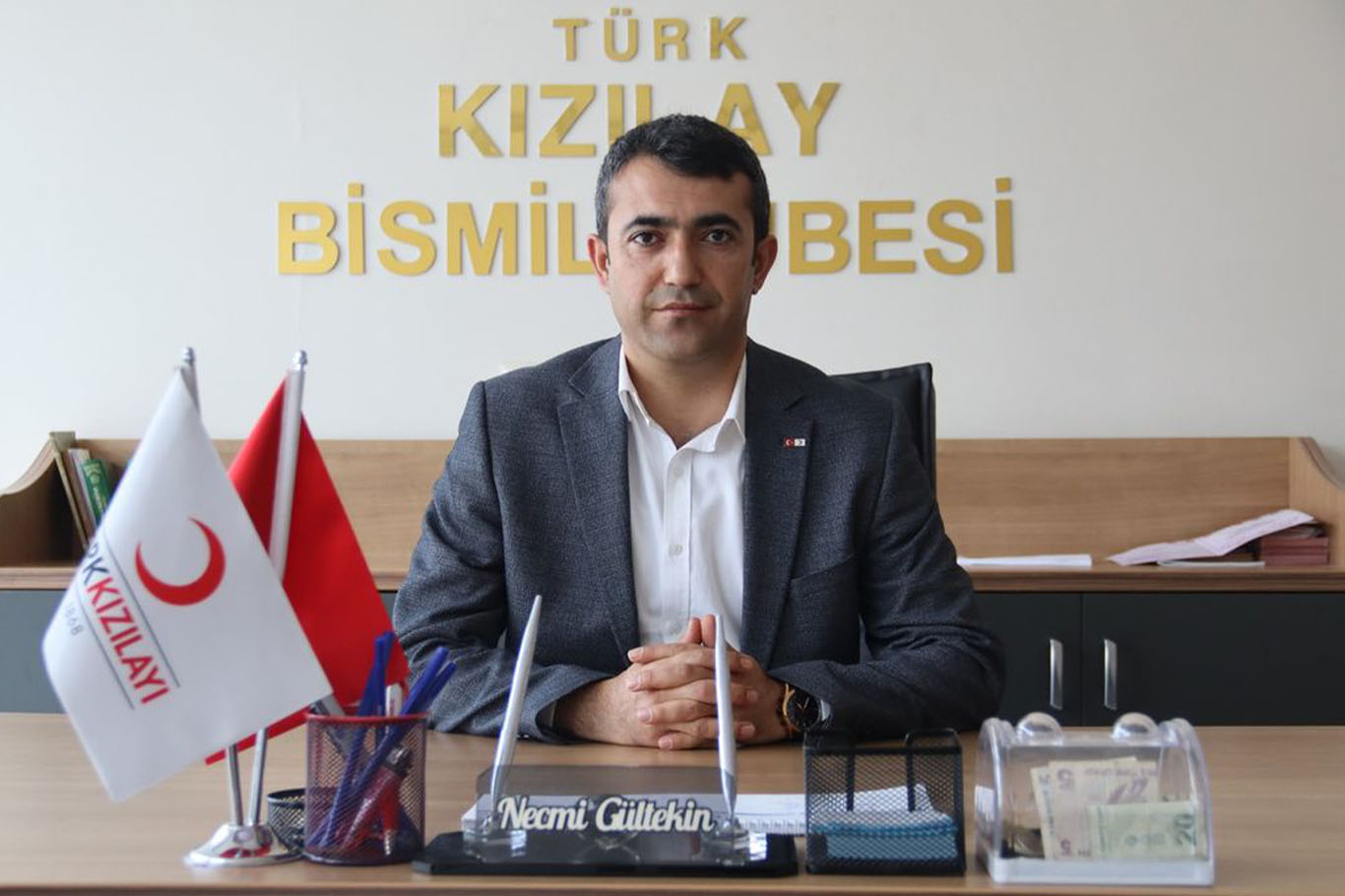 Kızılay Bismil Şube Başkanı Necmi Gültekin kan bağışı