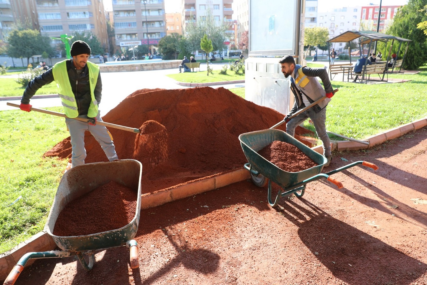 mardin-buyuksehir-belediyesinin-cevre-duzenleme-calismalari-devam-ediyor-77c81aba