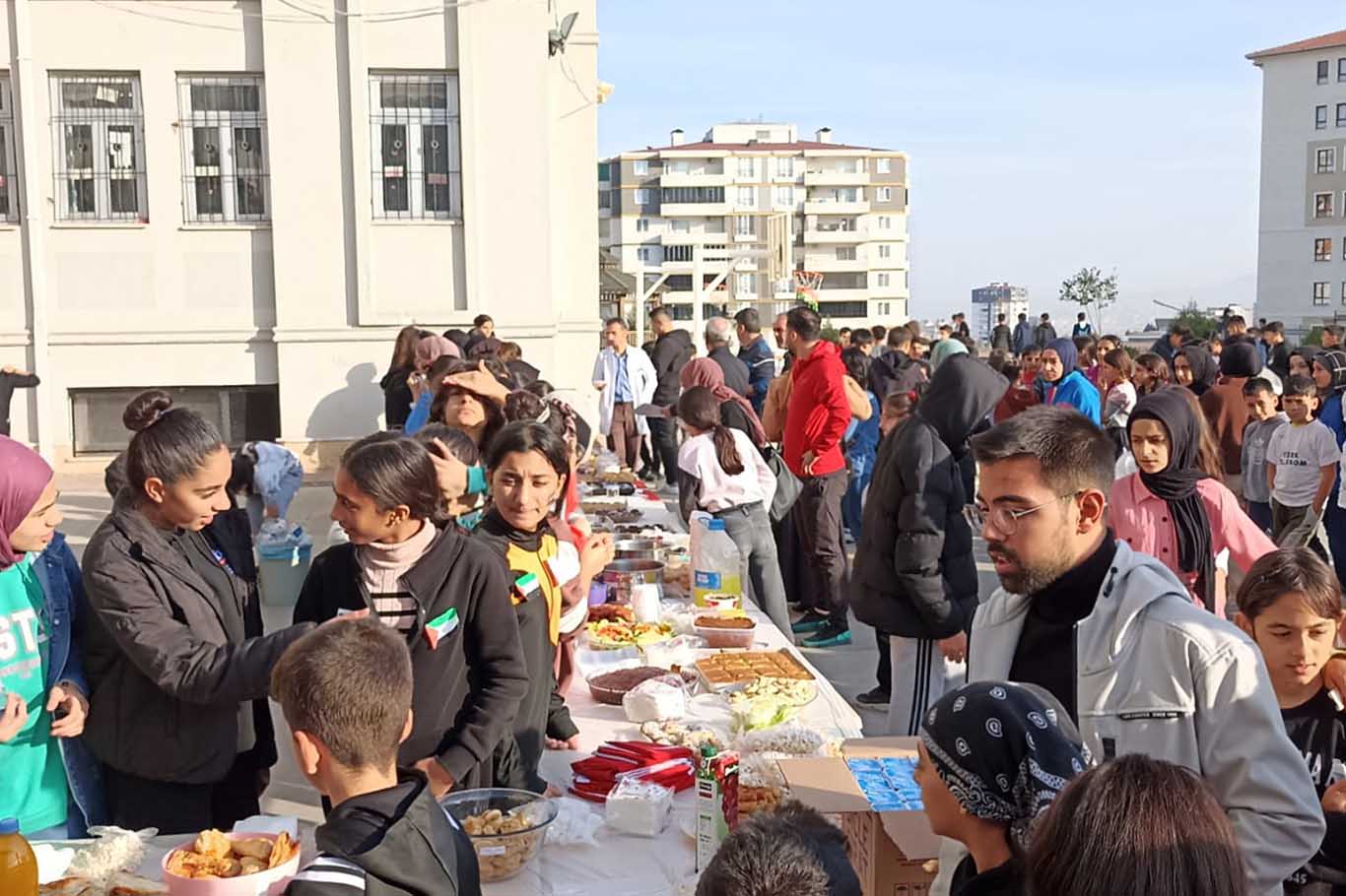 Öğrenciler Gazze için kermes düzenledi 1