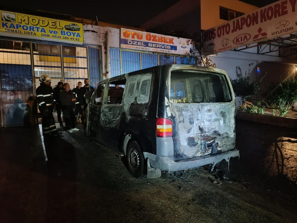 Batman'da Park Halindeki Minibüs Yanarak Küle Döndü