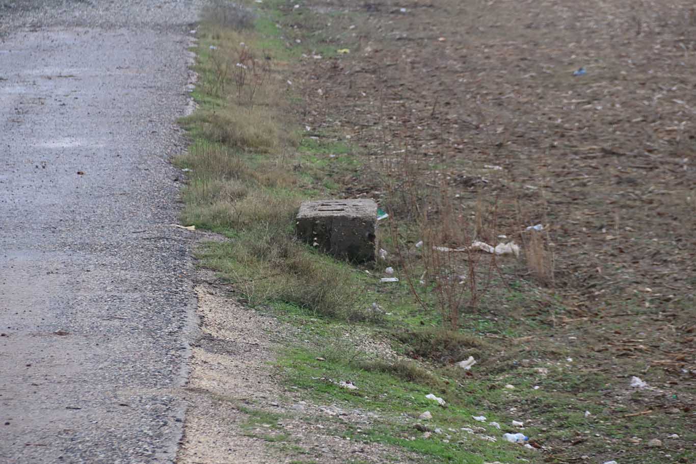 Bismil Yukarı Salat Mahallesi Eski Yolu (Tabelanın Bulunduğu Yer) Beton Direk