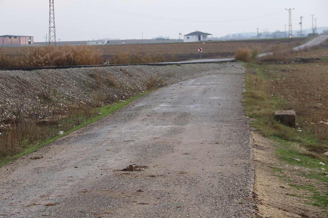 Bismil Yukarı Salat Mahallesi Muhtarın Bahsettiği Eski Yol Ve Tabelanın Yeri 1