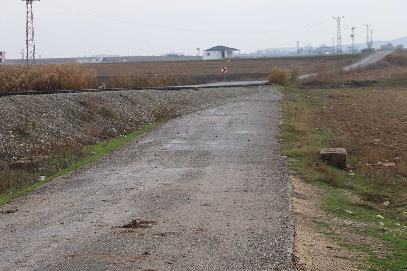 Bismil Yukarı Salat Mahallesi Muhtarın Bahsettiği Eski Yol Ve Tabelanın Yeri