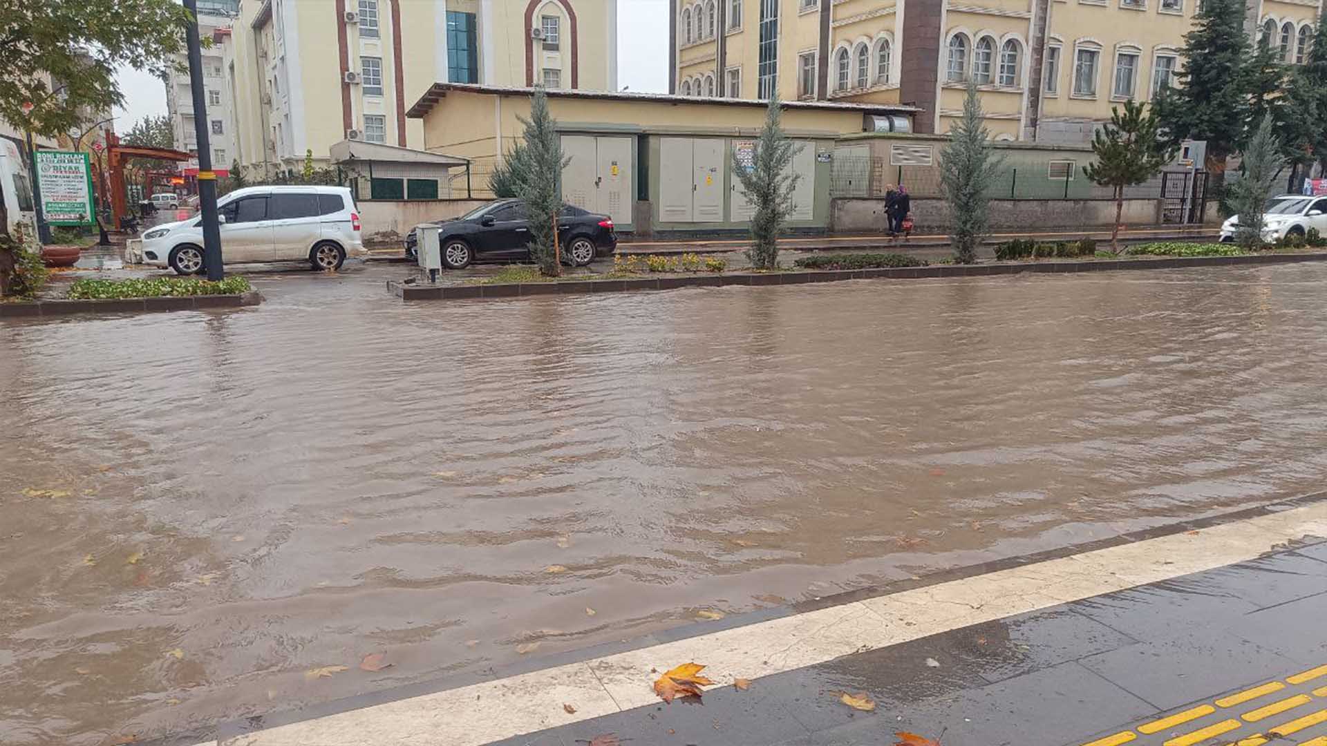 Bismil’de Sağanak Yağışlar Etkili Oluyor Cadde Ve Sokaklarda Durum 3