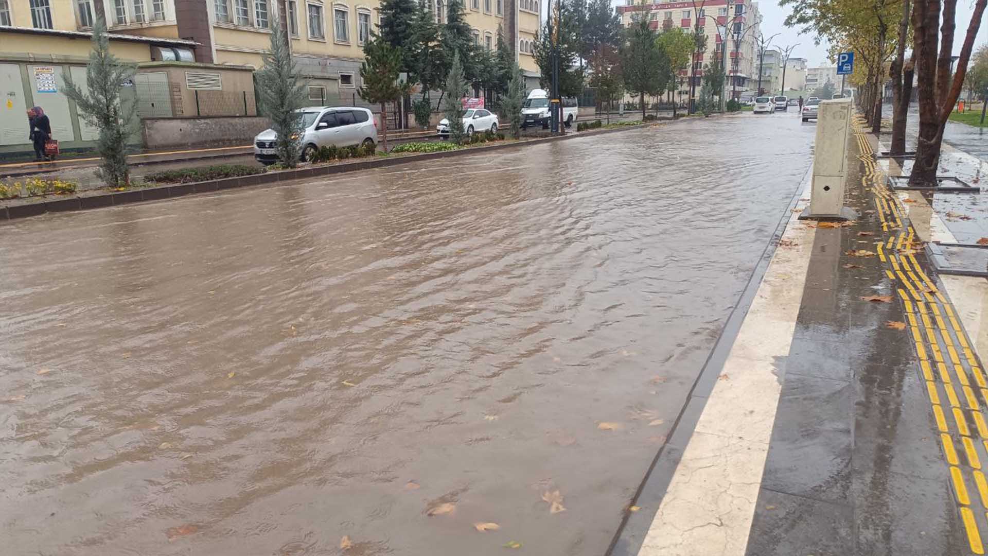 Bismil’de Sağanak Yağışlar Etkili Oluyor Cadde Ve Sokaklarda Durum 4