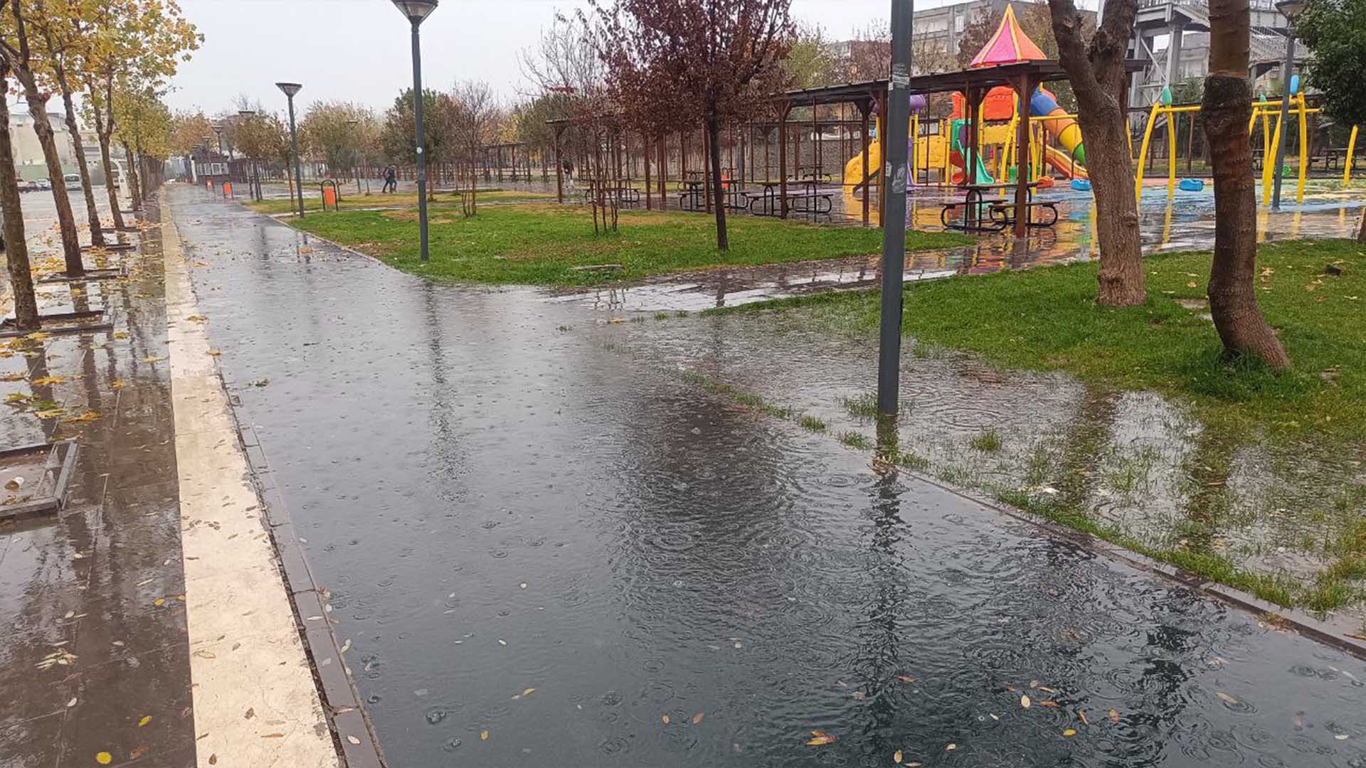 Bismil’de Sağanak Yağışlar Etkili Oluyor Cadde Ve Sokaklarda Durum 5