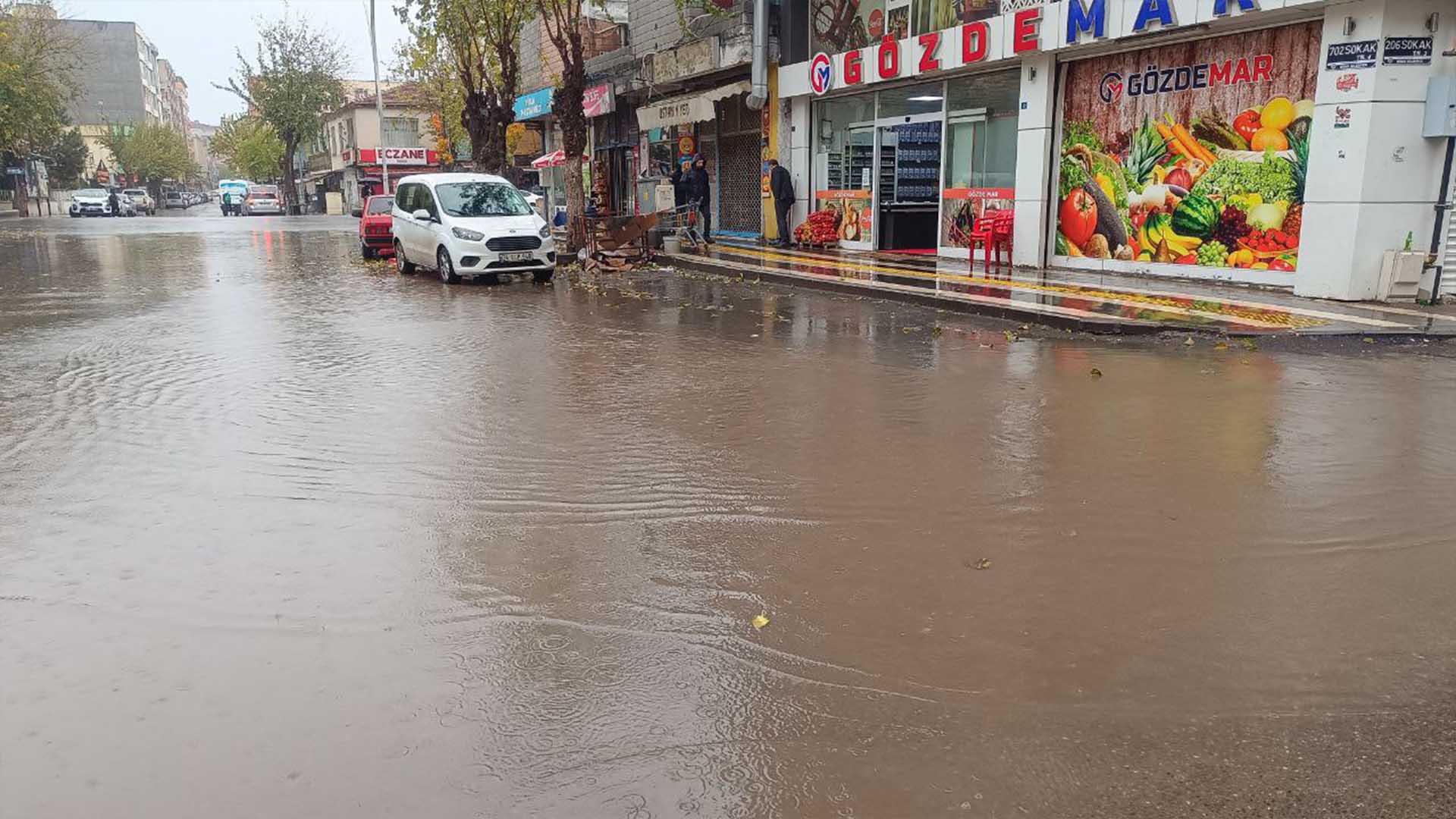 Bismil’de Sağanak Yağışlar Etkili Oluyor Cadde Ve Sokaklarda Durum 7