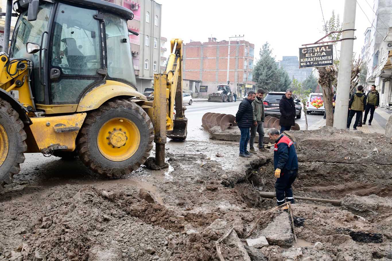 Bismil’de Sağanak Yağışlarda Taşan Kanal Temizleniyor 1