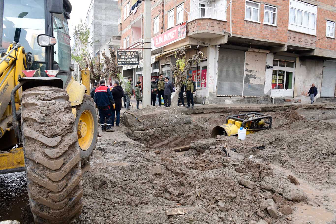 Bismil’de Sağanak Yağışlarda Taşan Kanal Temizleniyor 2