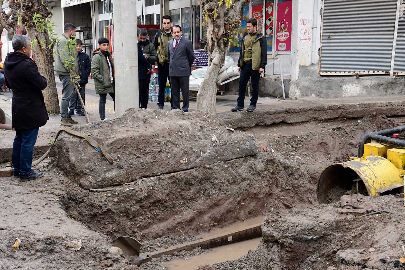 Bismil’de Sağanak Yağışlarda Taşan Kanal Temizleniyor